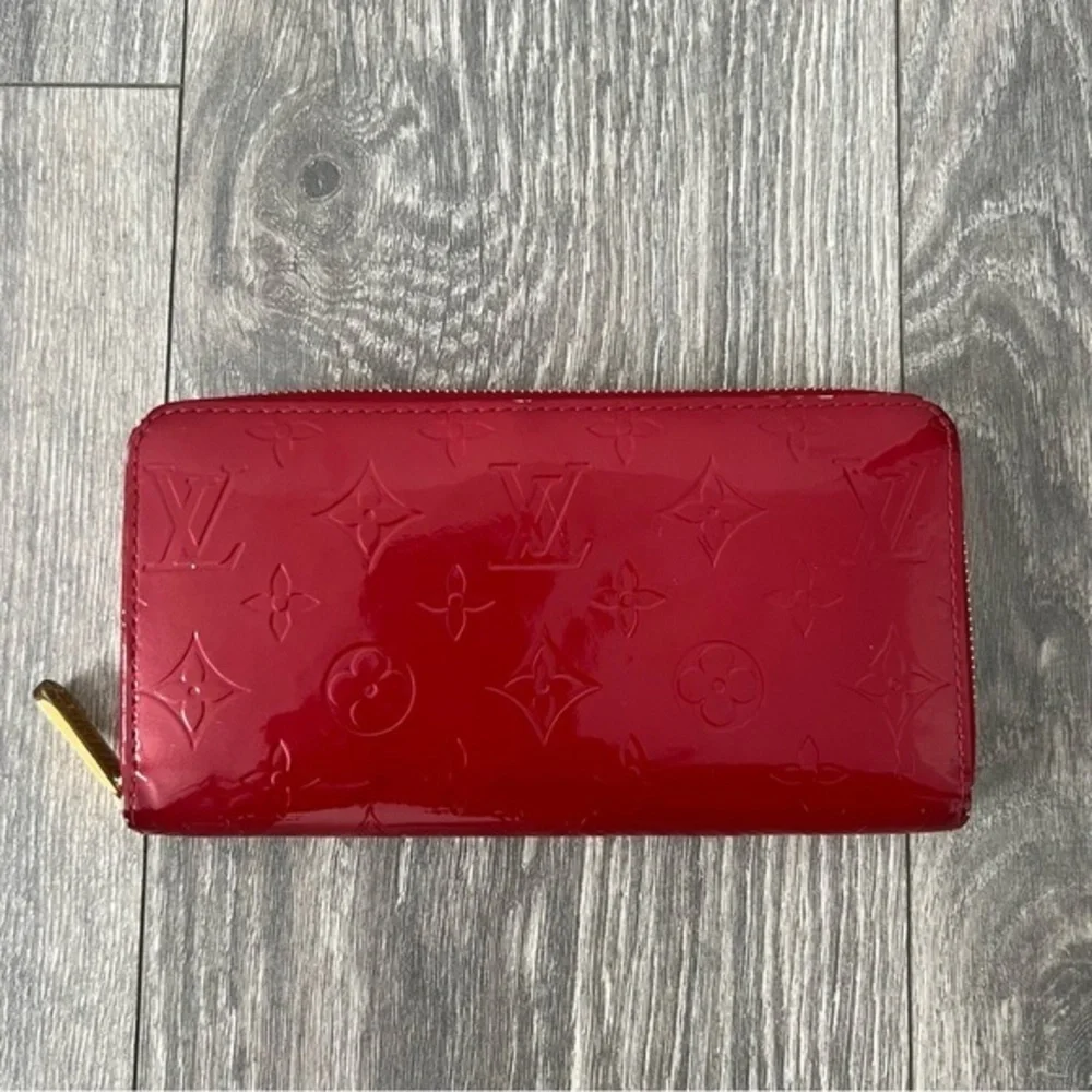 Authenticated Used Louis Vuitton Zippy Wallet  Monogram Vernis Pomme d'Amour Red - Picture 4 of 16
